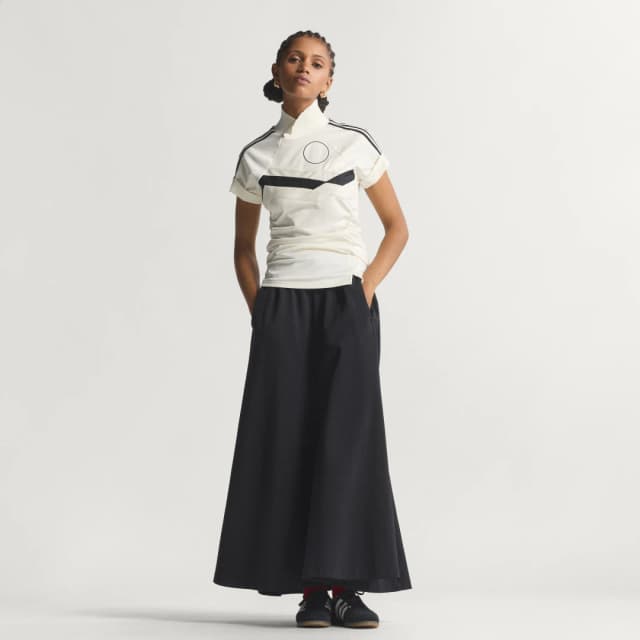 Detalle de Camiseta técnica Adidas Reconstructed (blanca) para entrenar con comodidad