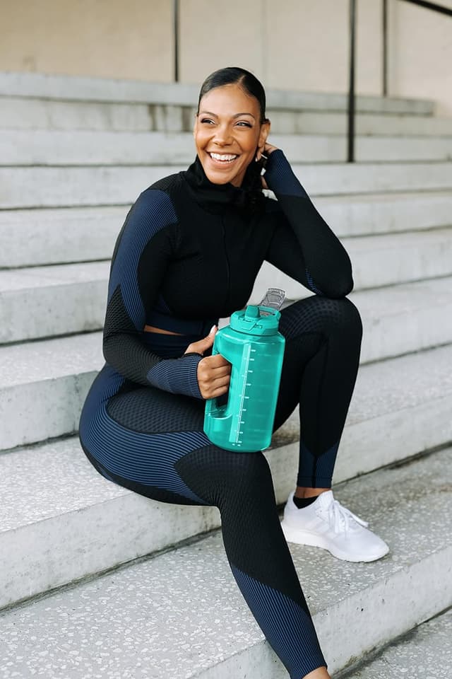 Detalle 2 de Goals Half Gallon Water Bottle with Straw (Hydra 64oz) — Flip Lid, Locking Straw, Dishwasher Safe