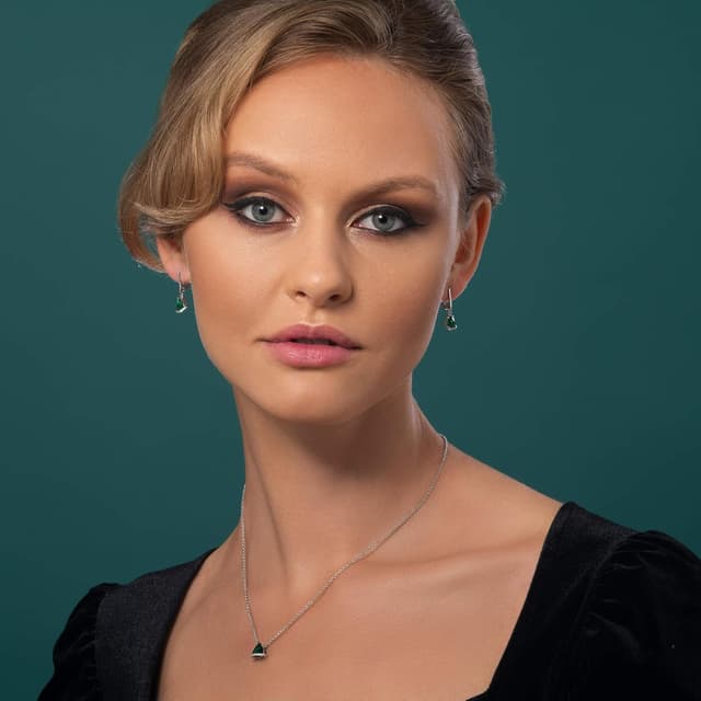 Detalle 2 de Boucles d’oreilles pendantes Namana en triangle avec zircons colorés (rouge, bleu, vert) et zircons blancs