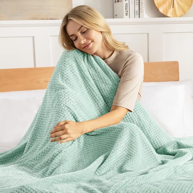 Detalle de Exclusivo Mezcla King Size fleece bed blanket (230x265 cm) in mint green with waffle texture