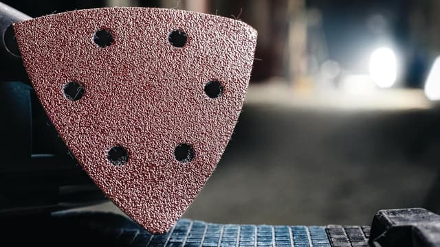 Detalle 1 de Lot de 50 feuilles abrasives Bosch PRO F460 pour outils multifonctions (ponceuse Delta) – 93 x 93 mm