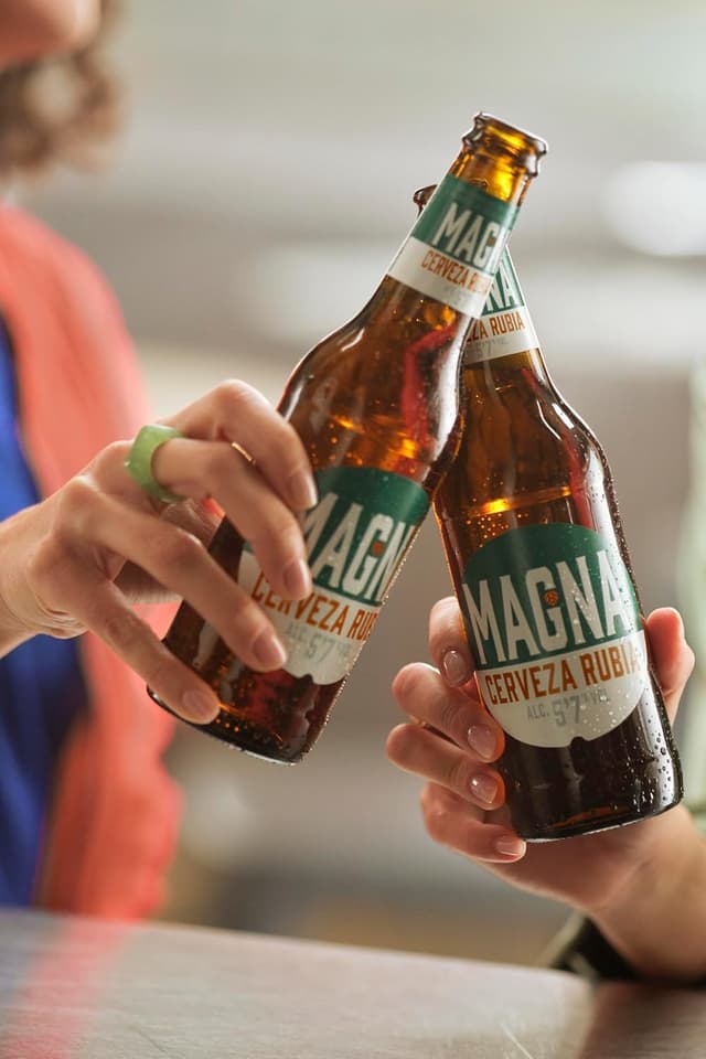 Thumbnail 3 de Magna Cerveza Lager Dorada, 24 Botellas, Sabor Intenso 🍺