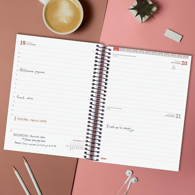 Detalle de Finocam Agenda Espir Curso 2025–2026 1 día página 12 meses rosa