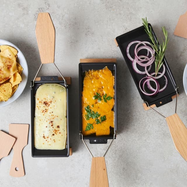 Detalle 2 de BOSKA Raclette 2 Personen Oslo – Mini-Raclette mit Teelichtern, Holzcharakter und Antihaftbeschichtung