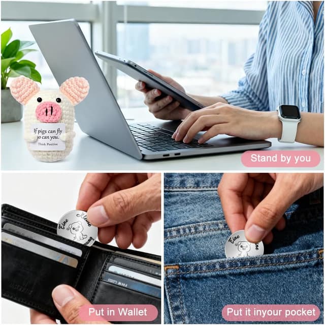 Detalle de Aolso Pocket Hug Maiale Positivo: mini bambola lavorata a maglia con biglietto e moneta