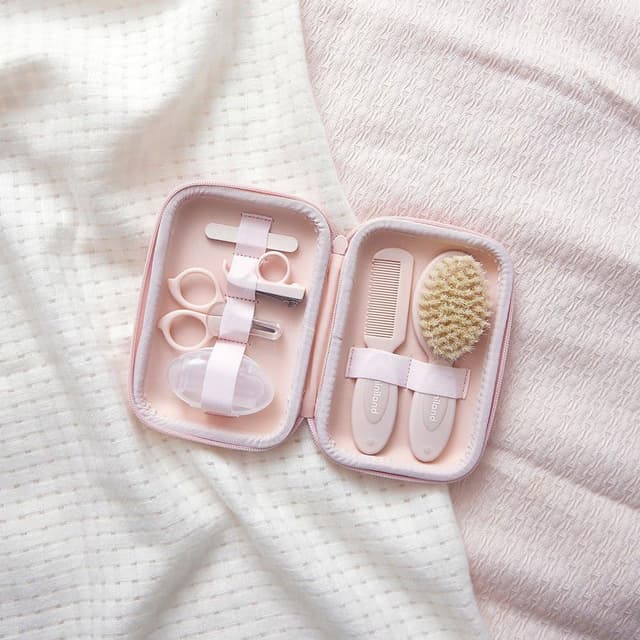 Detalle de Miniland Baby Kit Candy: borsa da toilette con accessori essenziali per cura e igiene del bambino