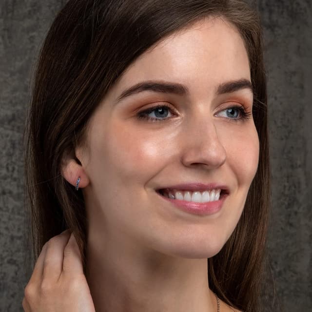 Detalle de Namana Mini Créoles Huggies en argent sterling 925 avec zircons bleus