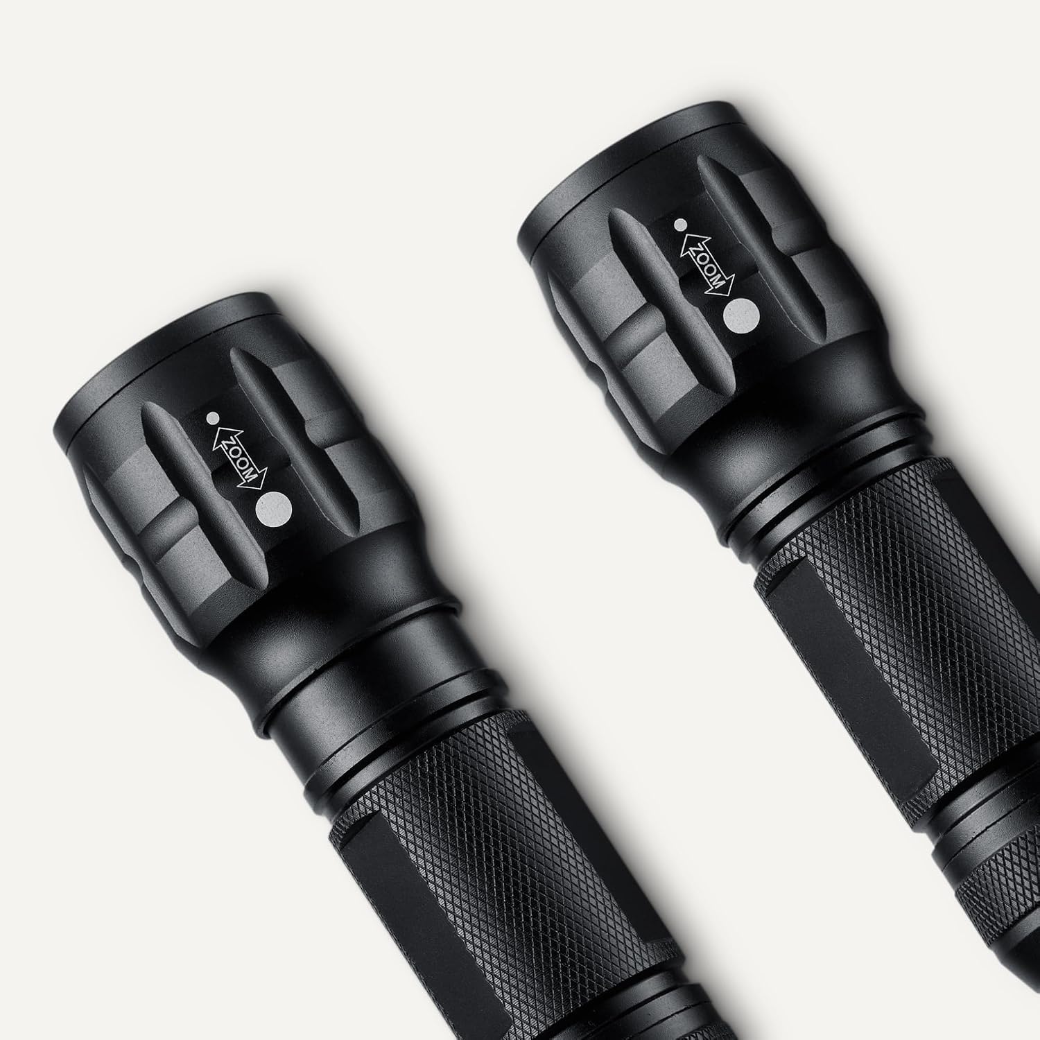 Detalle 2 de Amazonベーシック LED懐中電灯 140ルーメン、ズーム機能・IPX4防水・アルミニウム製