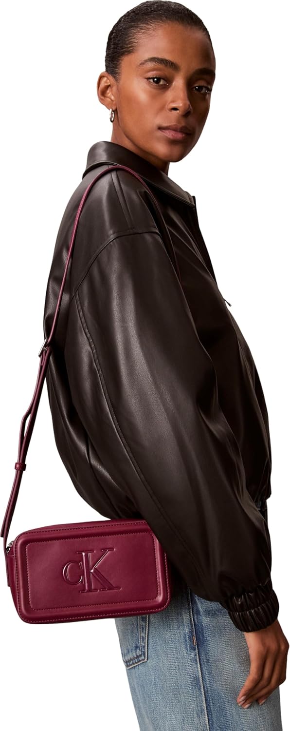 Detalle de Calvin Klein Women’s Bold Camera Bag with Logo