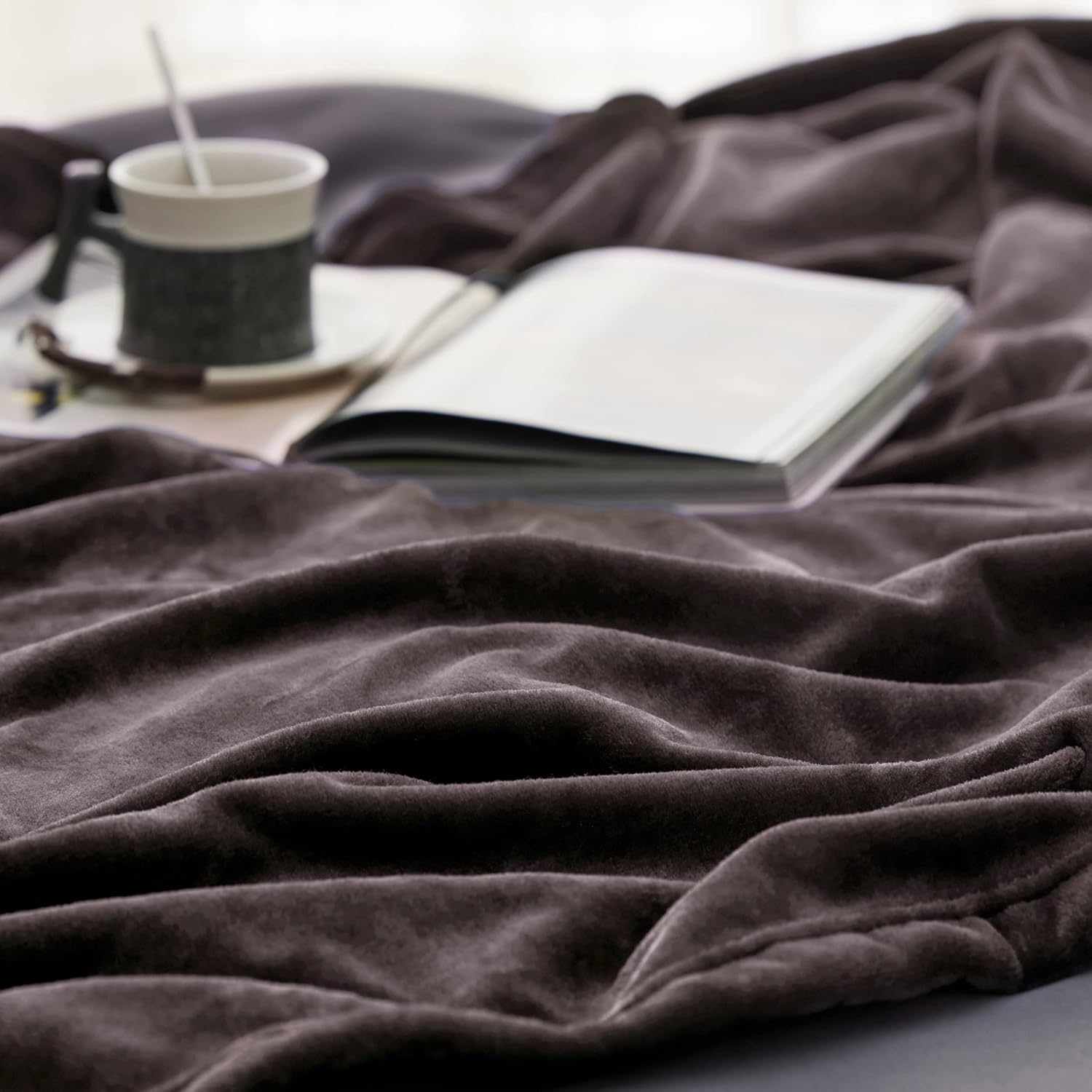 Detalle de Bedsure King Fleece Throw Blanket, Brown, 108 x 90 in, Lightweight Polyester