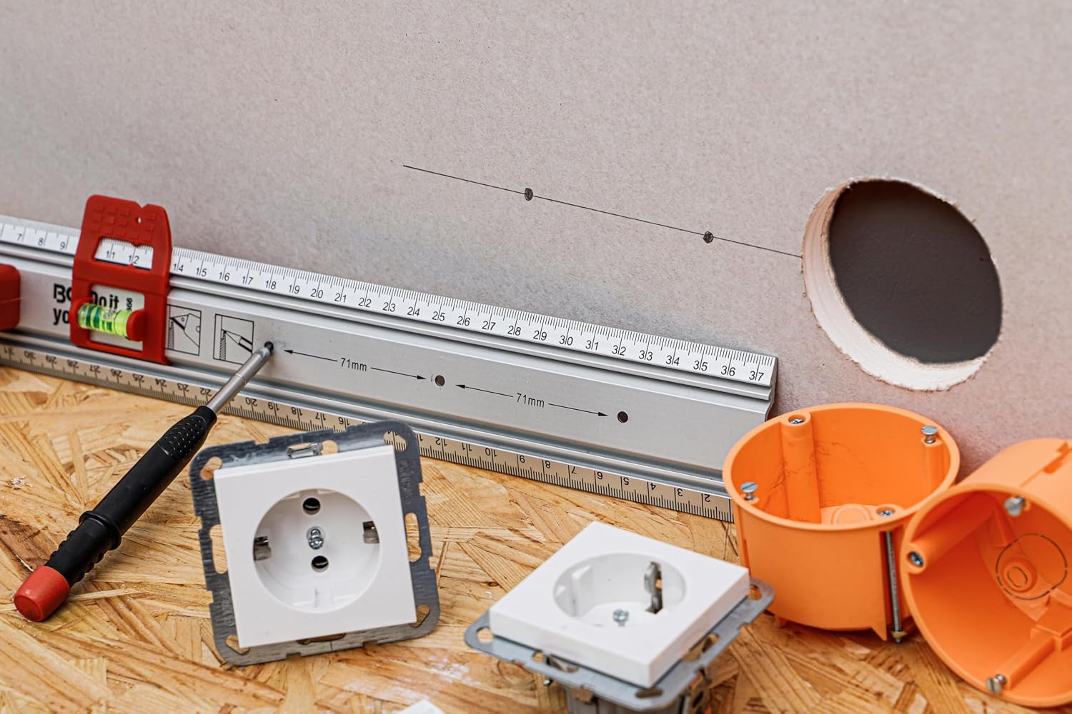 Detalle 1 de BGS Diy 50866: Righello per tagliare e segnare con livella e impugnatura in alluminio 750 mm
