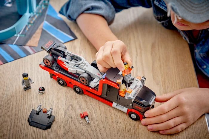 Thumbnail 10 de LEGO City 60493 F1 Truck mit Audi F1 Rennwagen – Bau- und Ausstellungsset