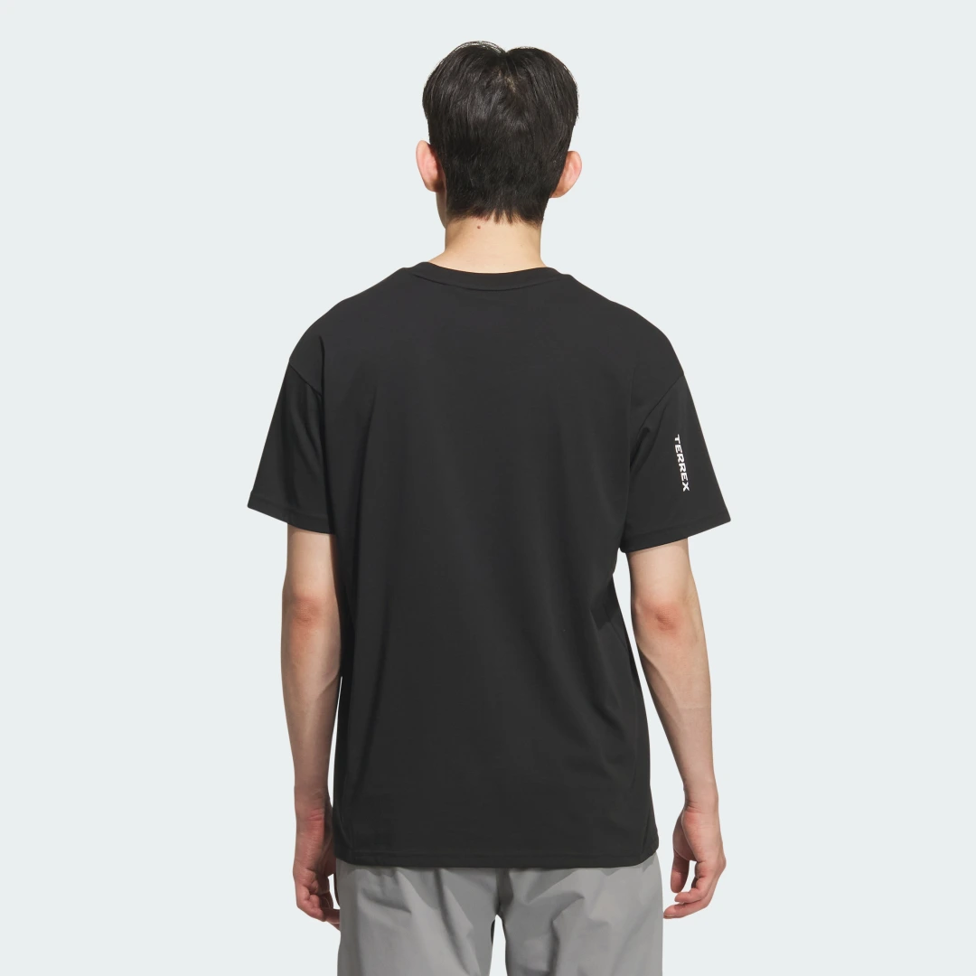 Detalle 2 de Camiseta Multi Graphic de Adidas – negro, comodidad con estilo urbano