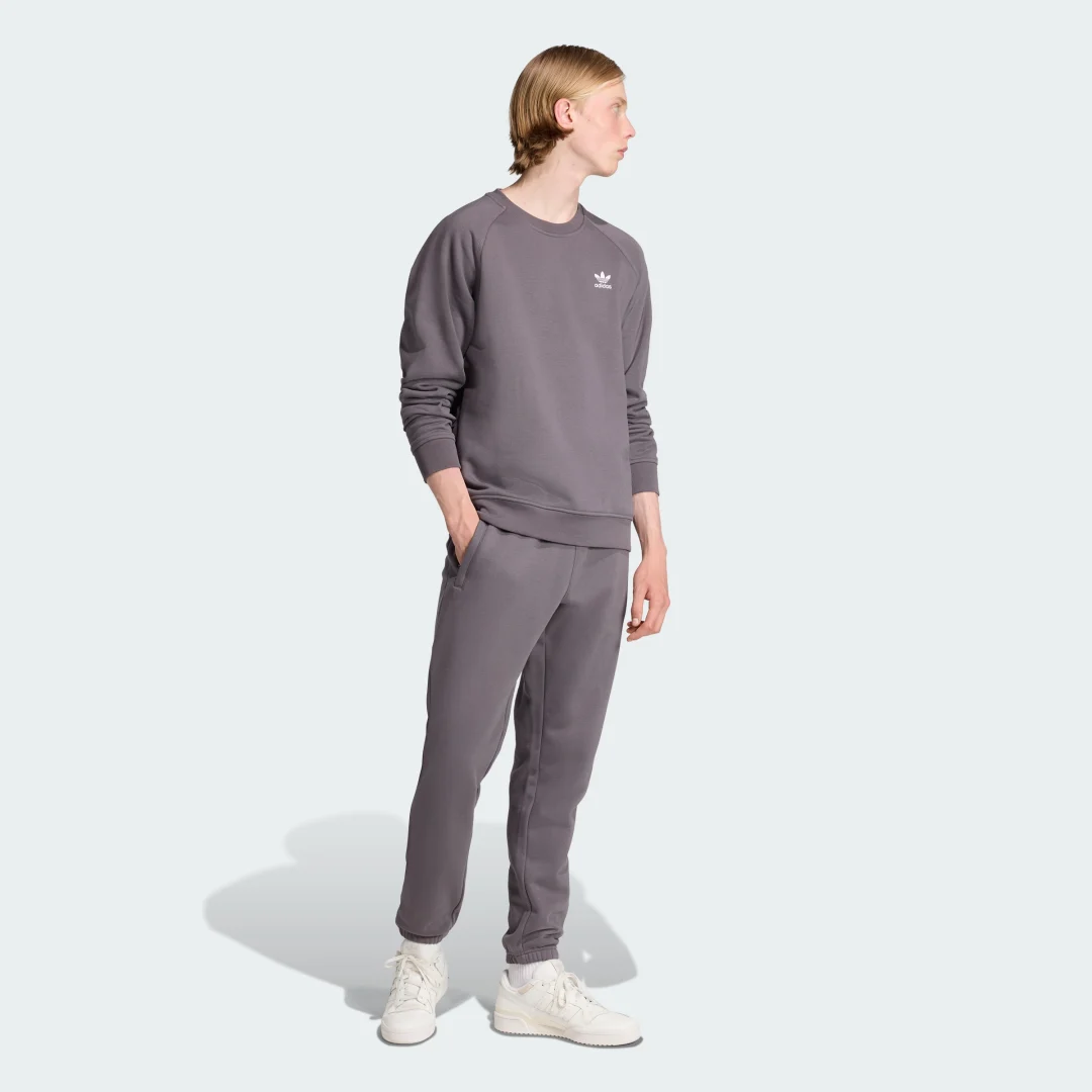 Detalle de Pantalón Trefoil Essentials de Adidas — estilo y comodidad en gris