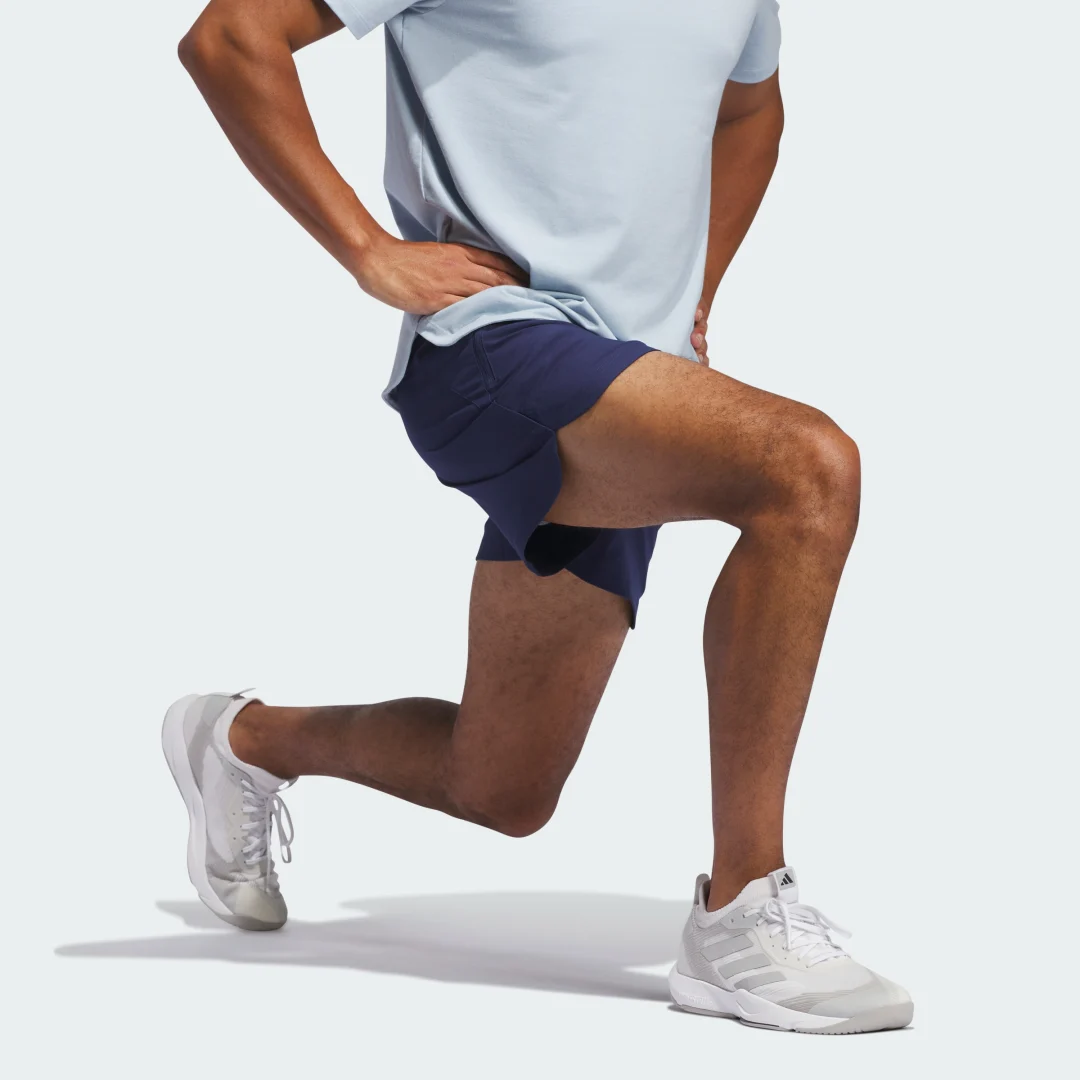 Detalle de Axis Woven Training Shorts de Adidas: comodidad y rendimiento para entrenamientos en azul