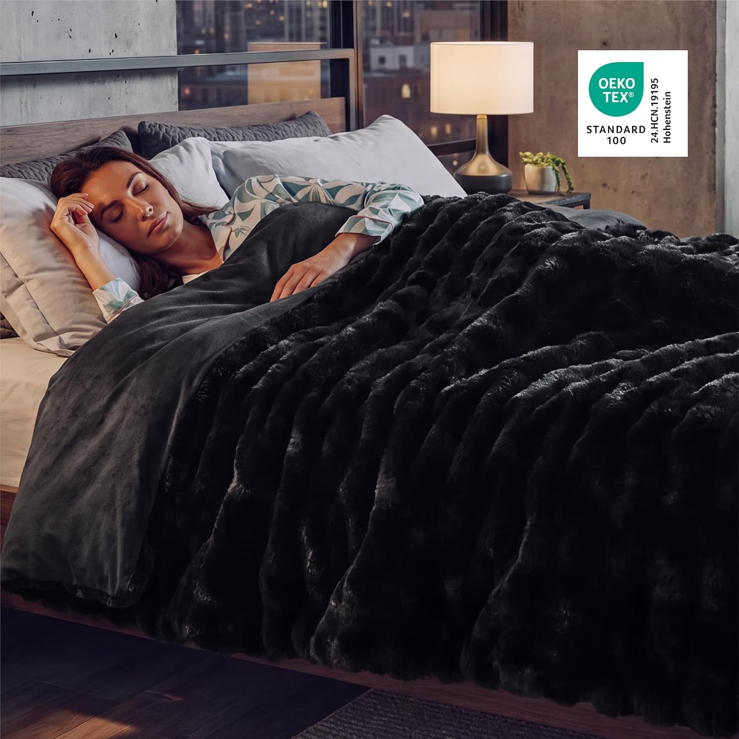 Detalle de Bedsure Faux Fur Blanket, 104 x 90 Inches