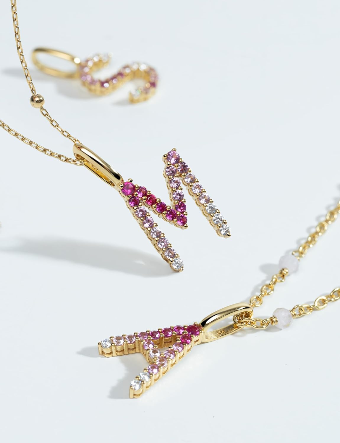 Detalle de SINGULARU Charm Letter Spark Sakura: Ciondolo iniziale in Argento Sterling 925 placcato oro 18Kt con zirconi