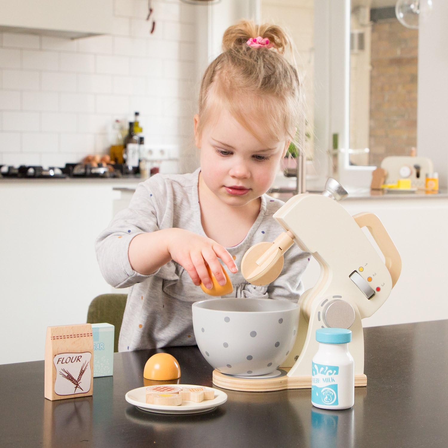 Detalle 2 de New Classic Toys Wooden Mixer 3+