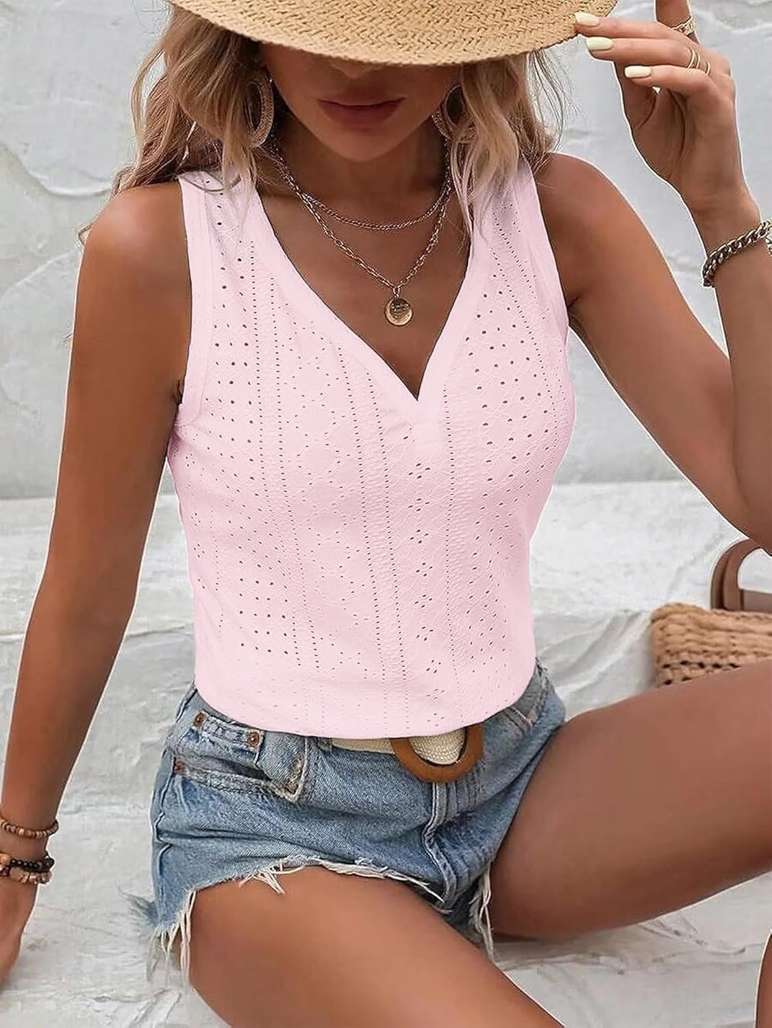 Thumbnail 3 de Qskall Women's Eyelet Embroidery Tank Top – Loose Fit V-Neck Summer Camisole