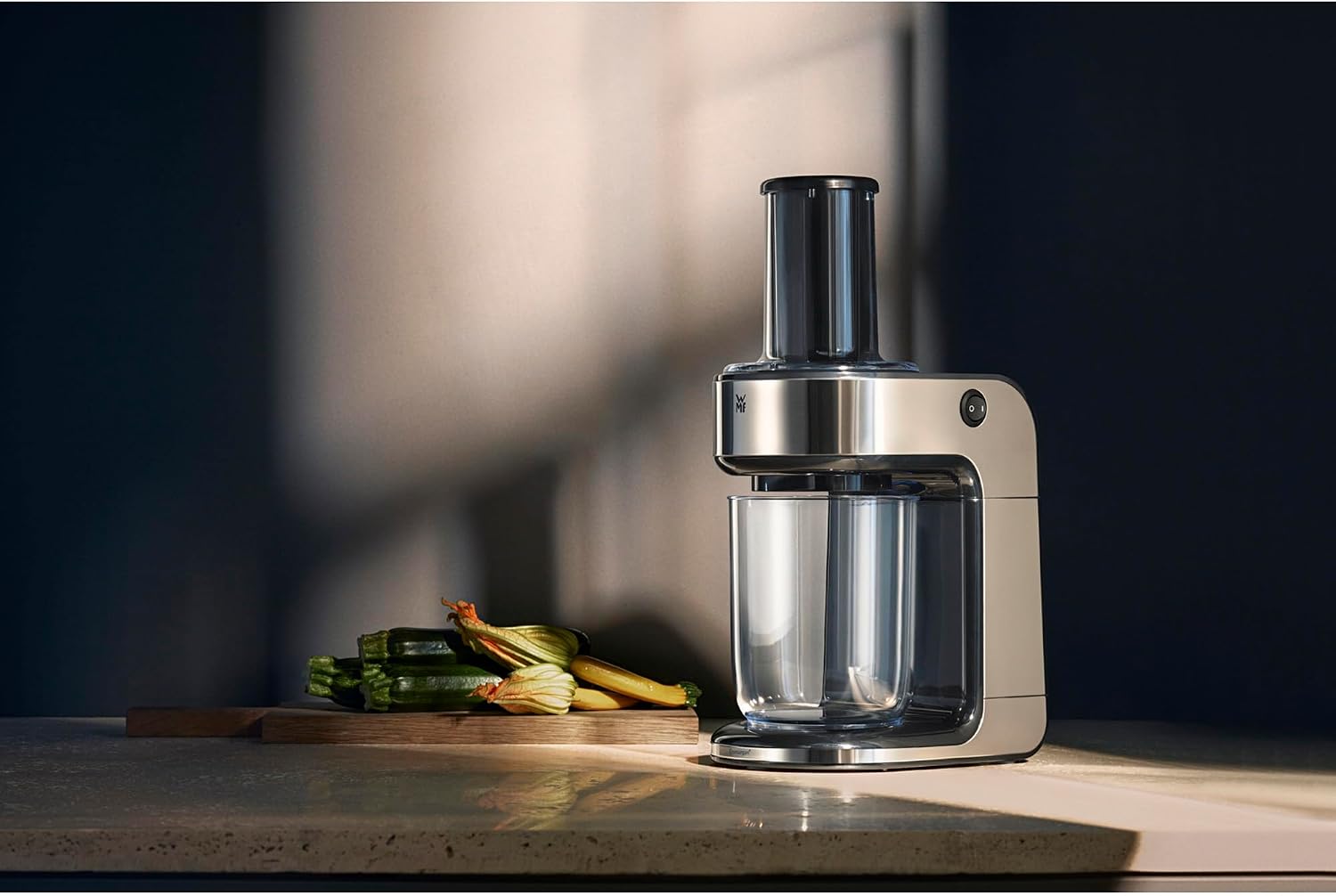 Detalle 2 de WMF Kult X Gemüsenudeln Spiralschneider elektrisch mit 3 Schneideinsätzen und Auffangbehälter (Zoodle Maker)