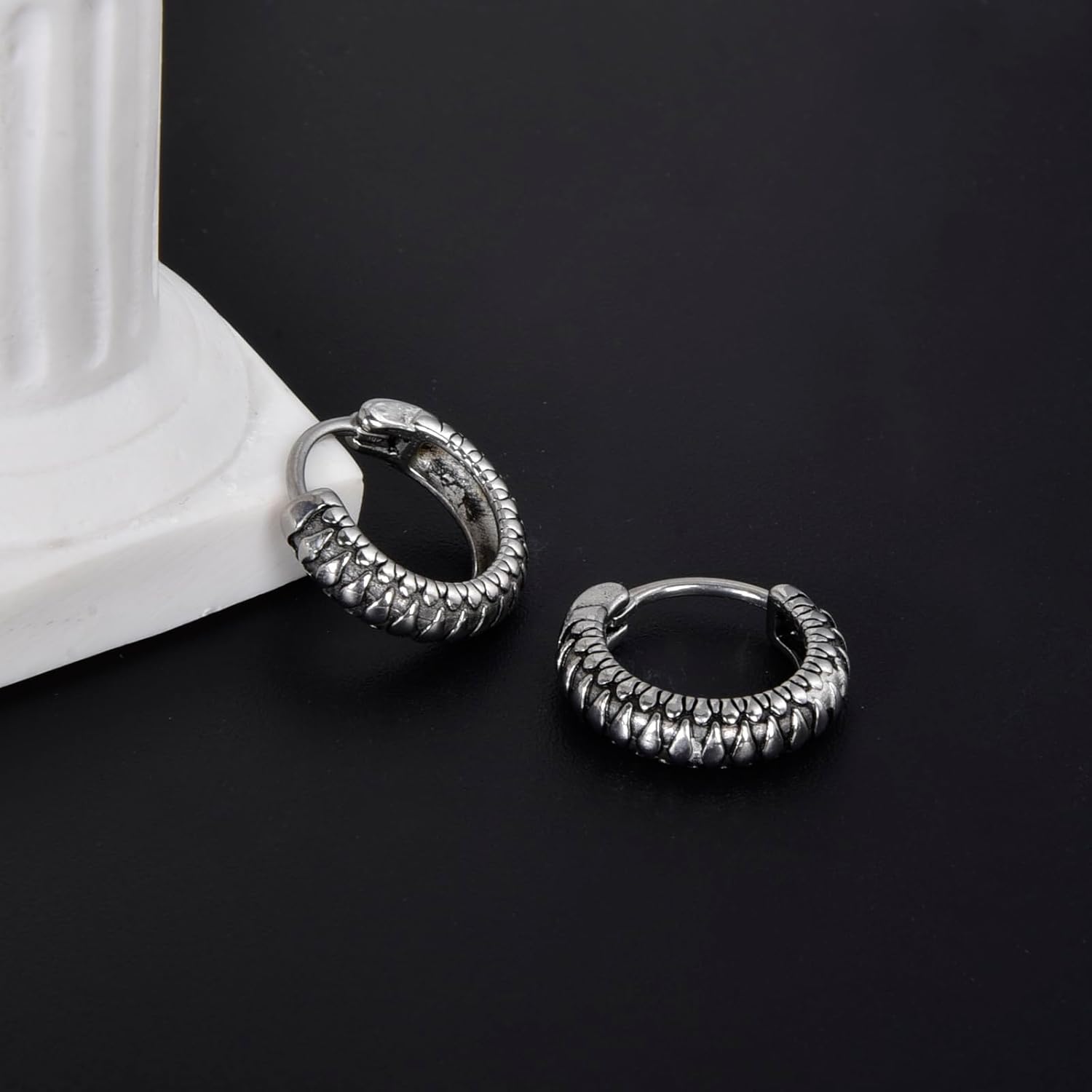 Thumbnail 4 de Lantine Vintage Hoop Earrings – Stainless Steel Textured Knot Huggie
