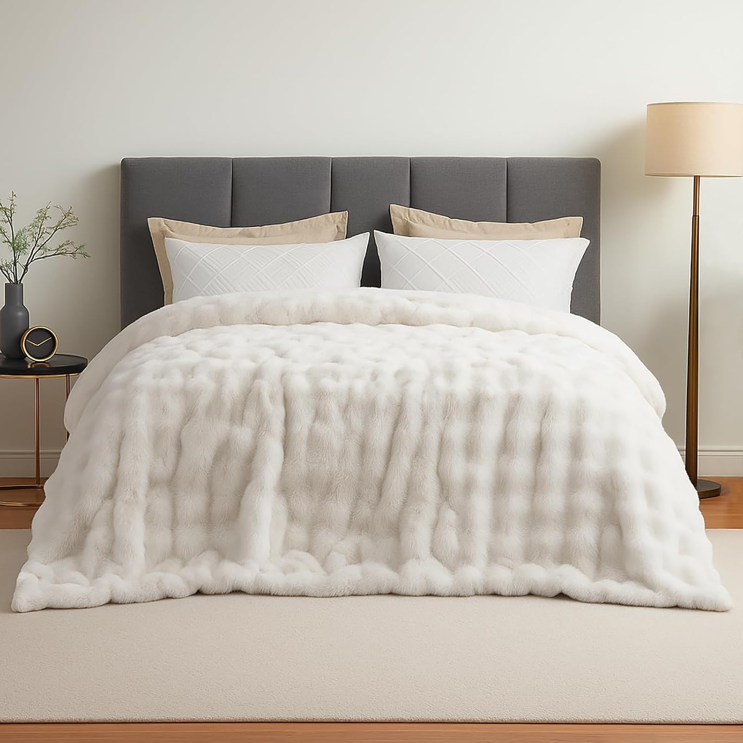 Detalle de Amélie Home Faux Fur Throw Blanket 90" x 90" 🛋