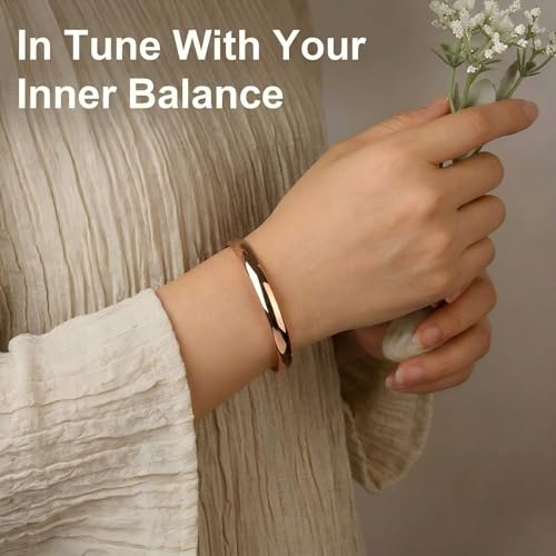 Detalle de BioMag Pure Copper Bracelet: Solid Uncoated Open-Cuff Bangle
