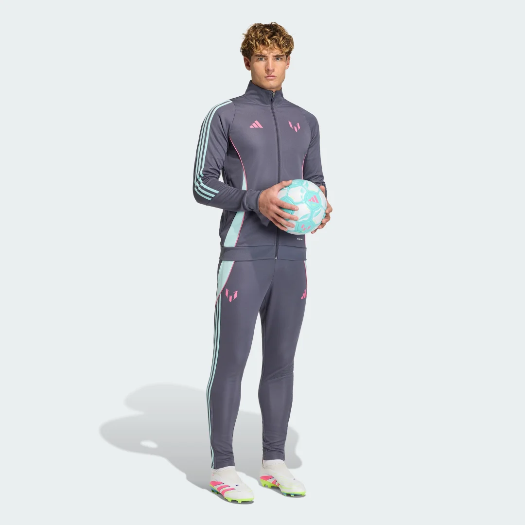 Detalle de Pantalón Messi de Adidas: gris, cómodo y versátil para el día a día