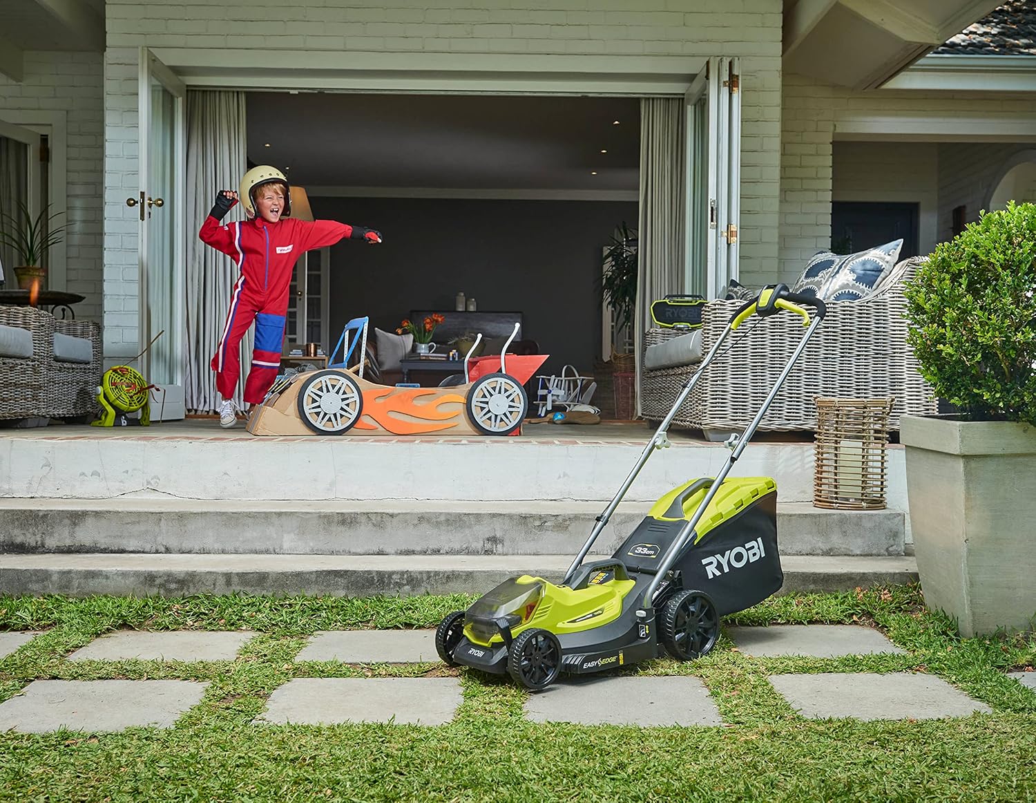 Detalle de Ryobi OLM1833B 18V ONE+ Cordless 33cm Lawnmower (Battery & Charger Excluded)