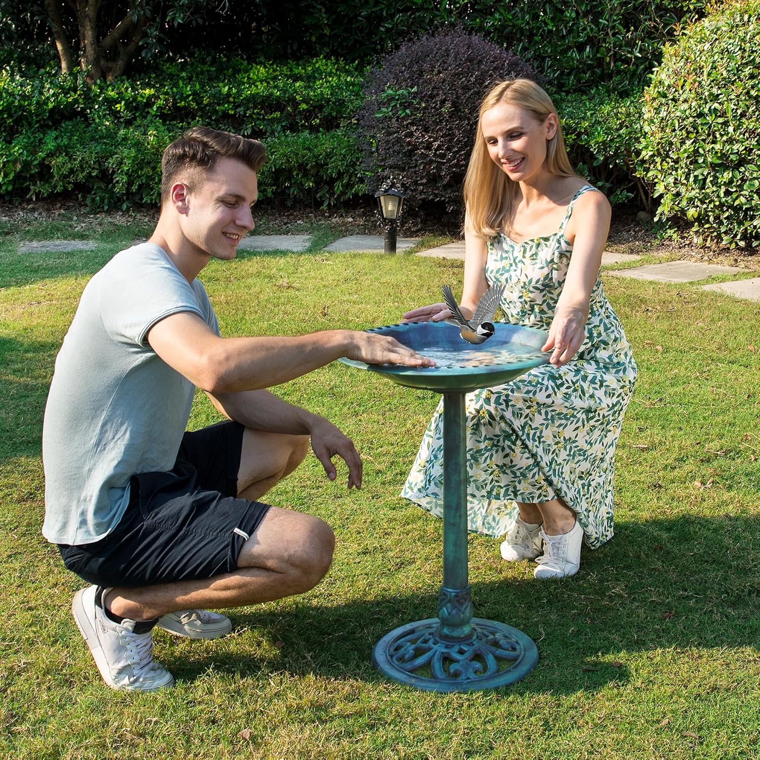 Detalle de VIVOHOME Garden Birdbath (71x50x50cm) in green with polyresin effect & 3 ground stakes