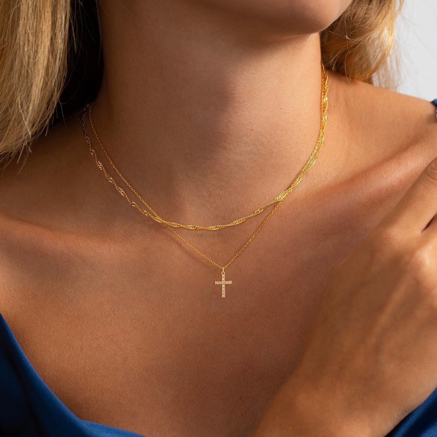 Detalle 2 de GRCLD Cross Necklace 14K Gold-Plated