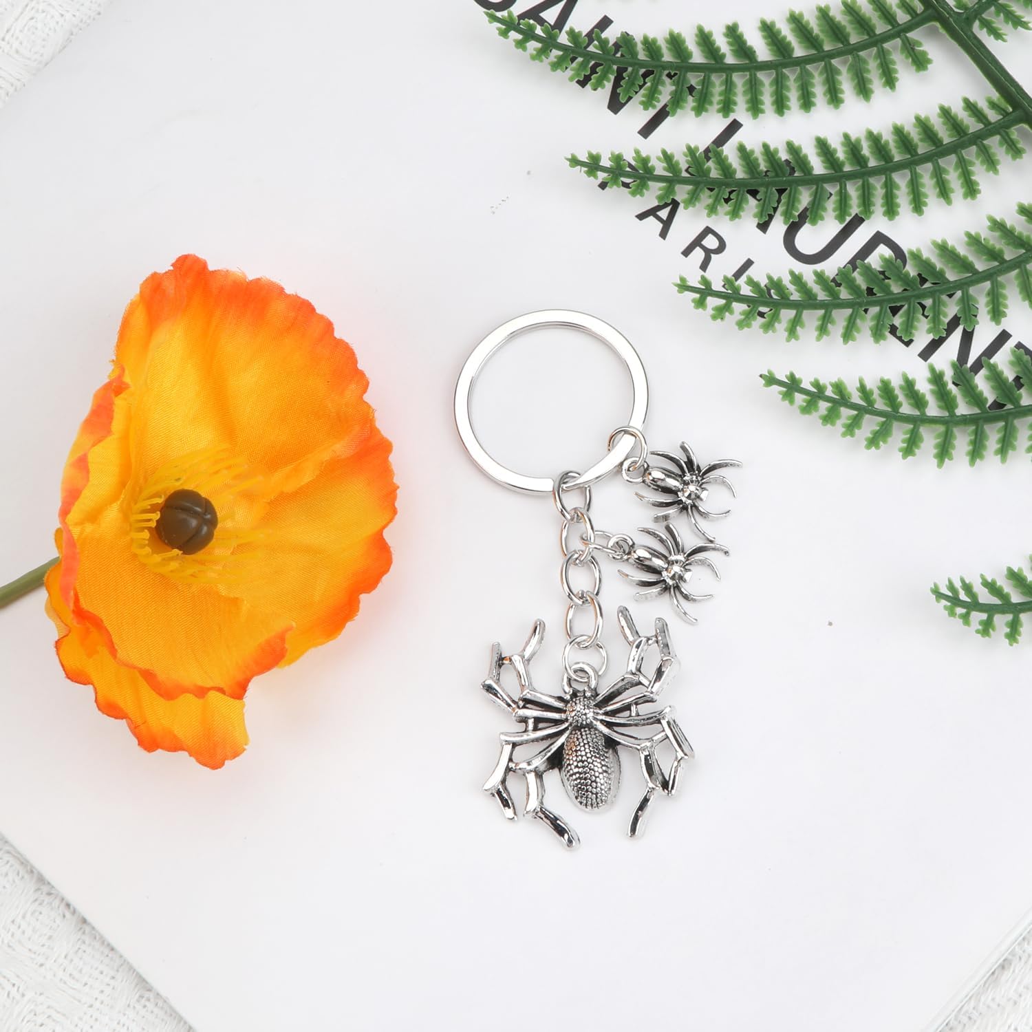 Detalle de Tranbath Creative Spider Pendant Keychain: A Thoughtful, Animal-Themed Accessory for Bags, Keys and Gifts