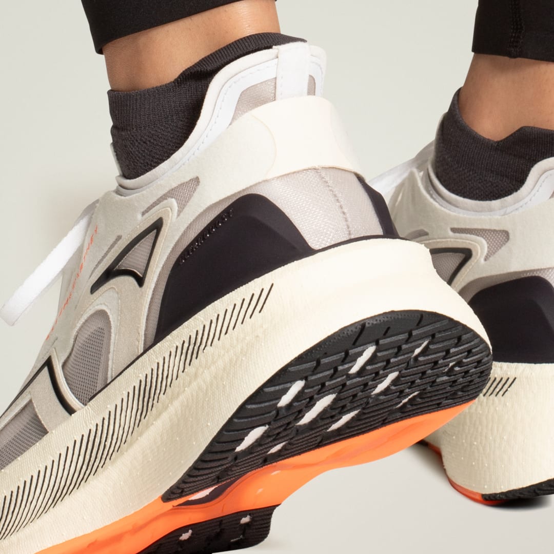 Detalle 2 de Zapatilla Ultraboost 5 Adidas by Stella McCartney – Beige