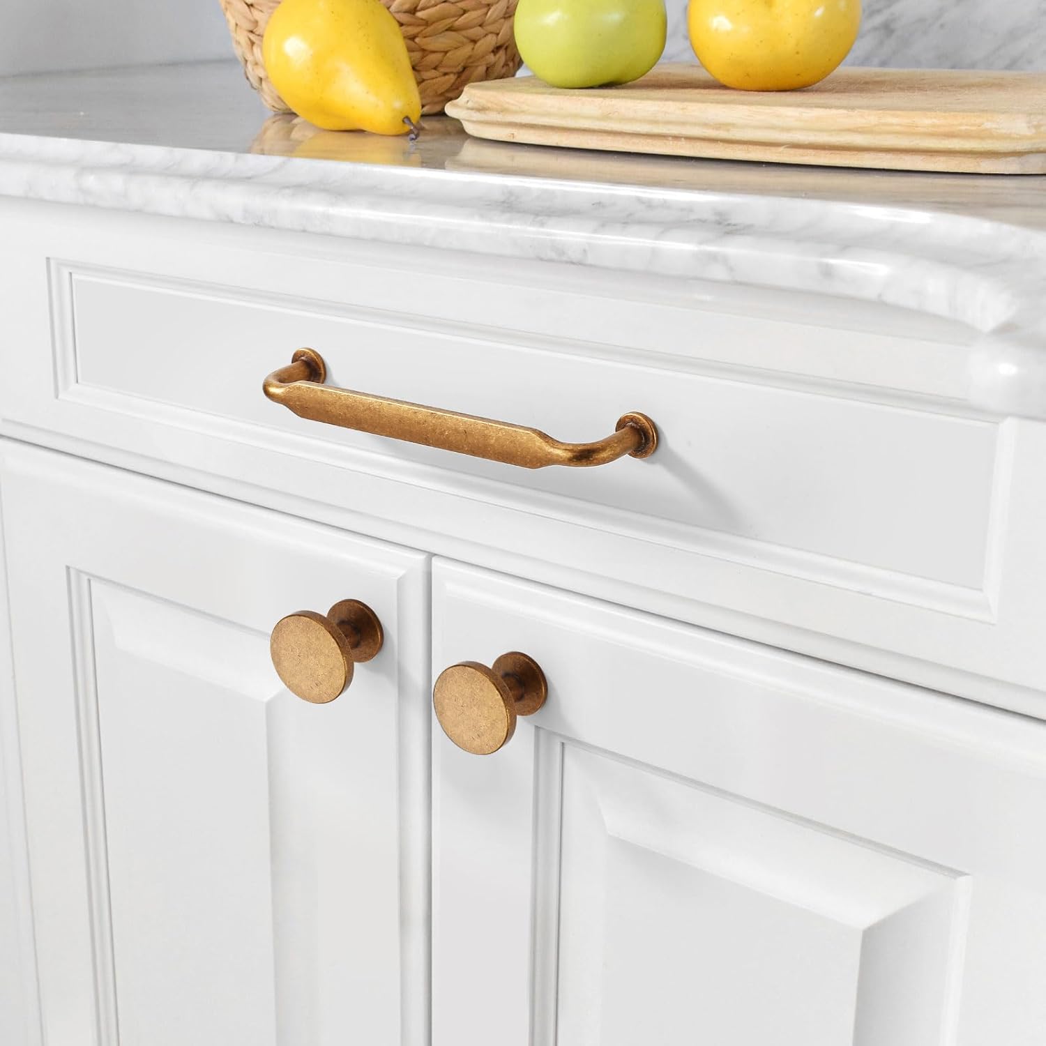 Detalle 2 de Amerdeco set da 10 maniglie antiche per mobili da cucina con interasse fori 128 mm (bronzo) UK0071