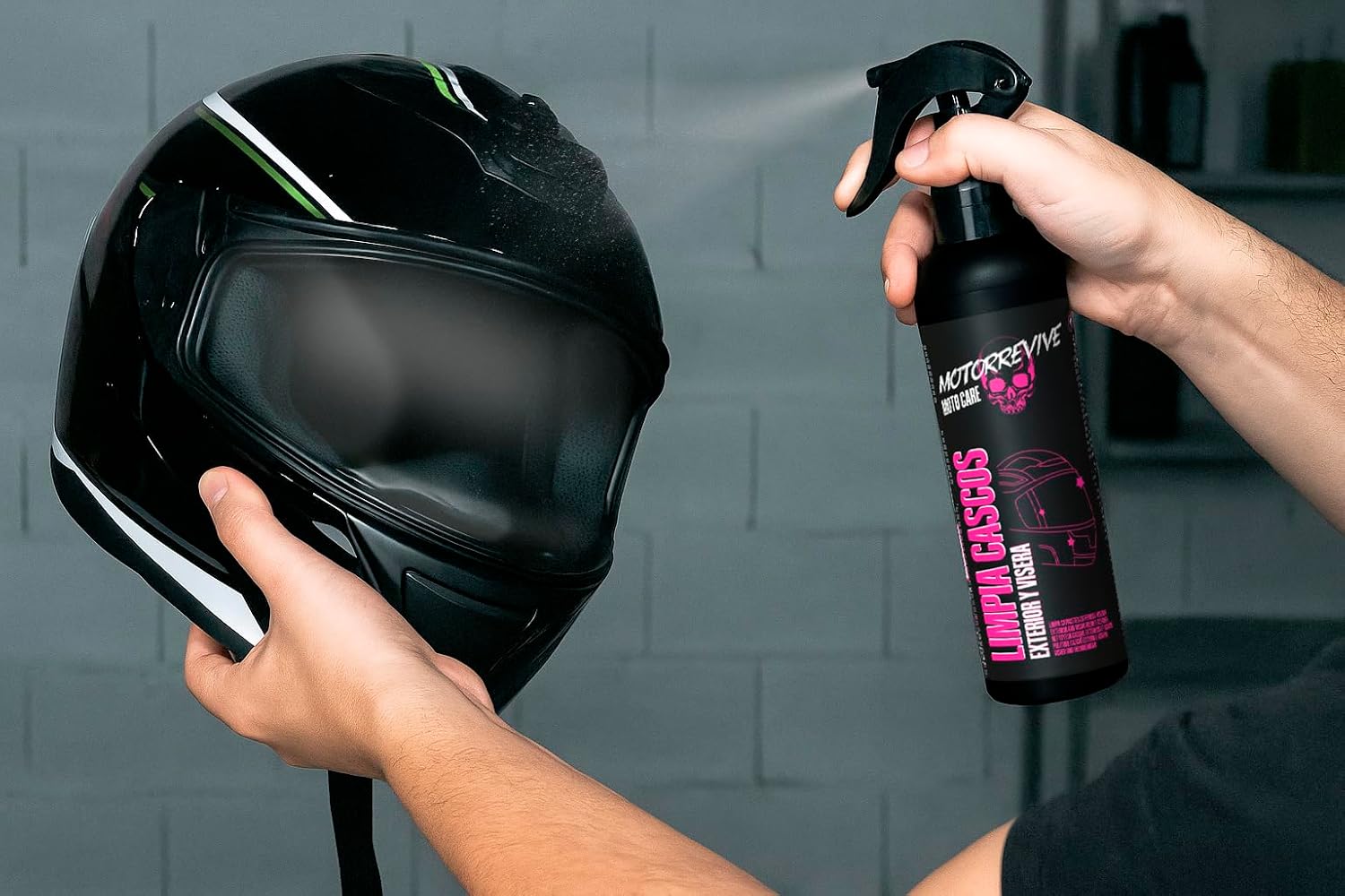 Detalle 2 de Motorrevive Pack Limpieza de Cascos 200+200 ml 🧽