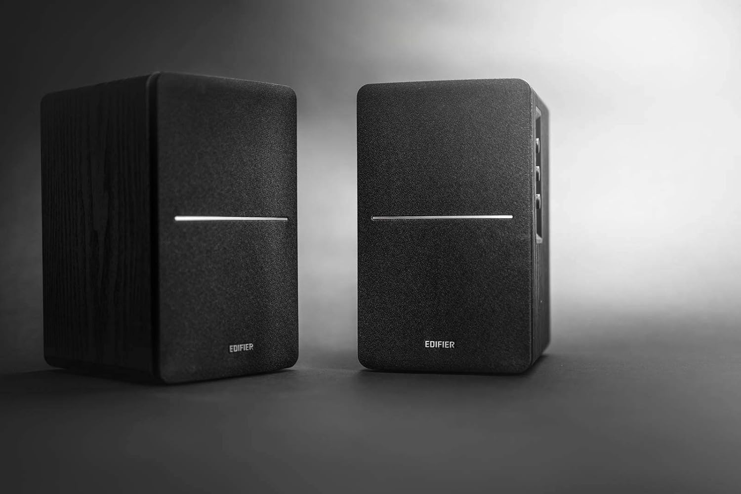 Detalle 2 de Edifier R1280DB: Diffusori da Scaffale Bluetooth con Ingressi Digitali e Controllo Remoto