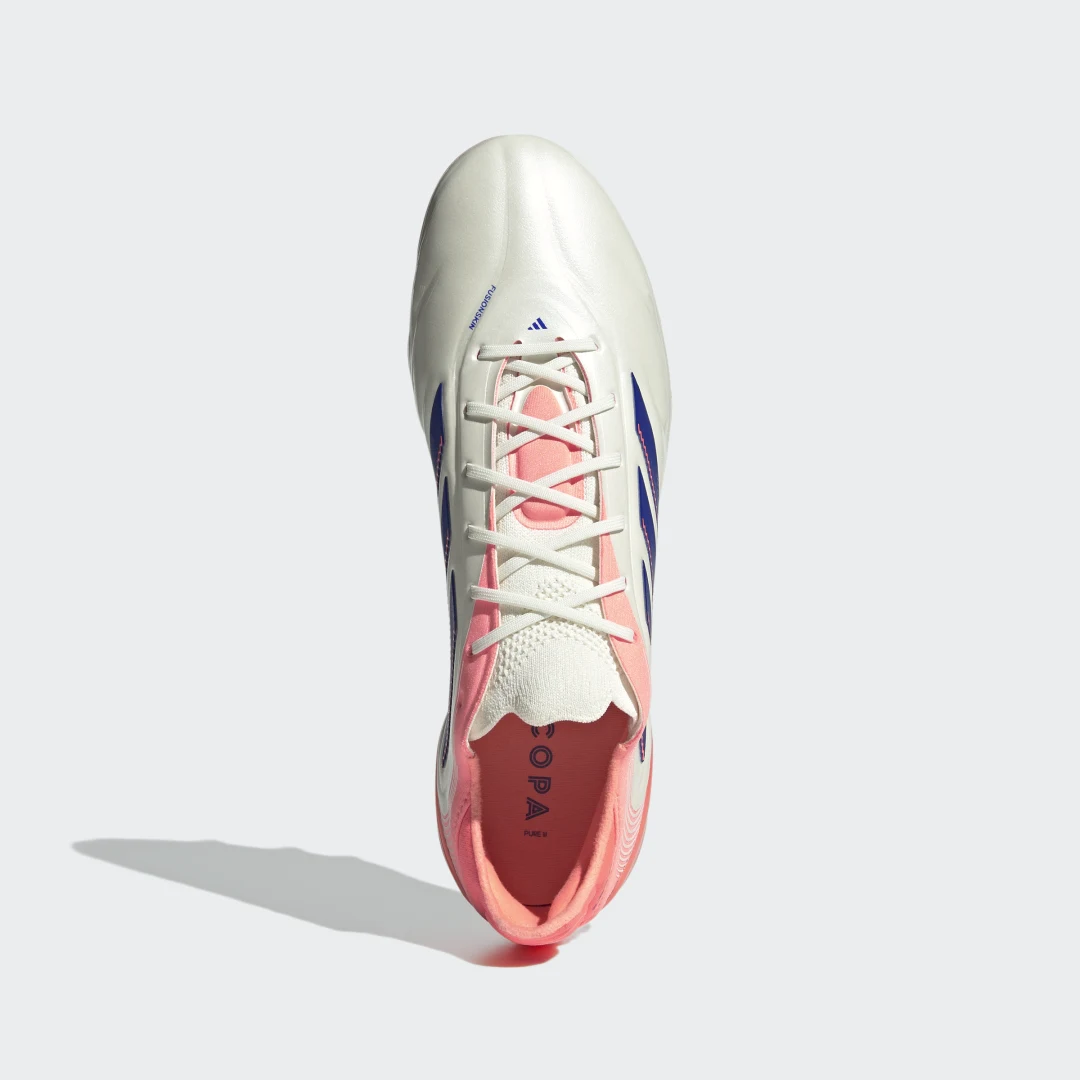 Detalle de Adidas Copa Pure 3 Elite, botas blancas para césped natural seco