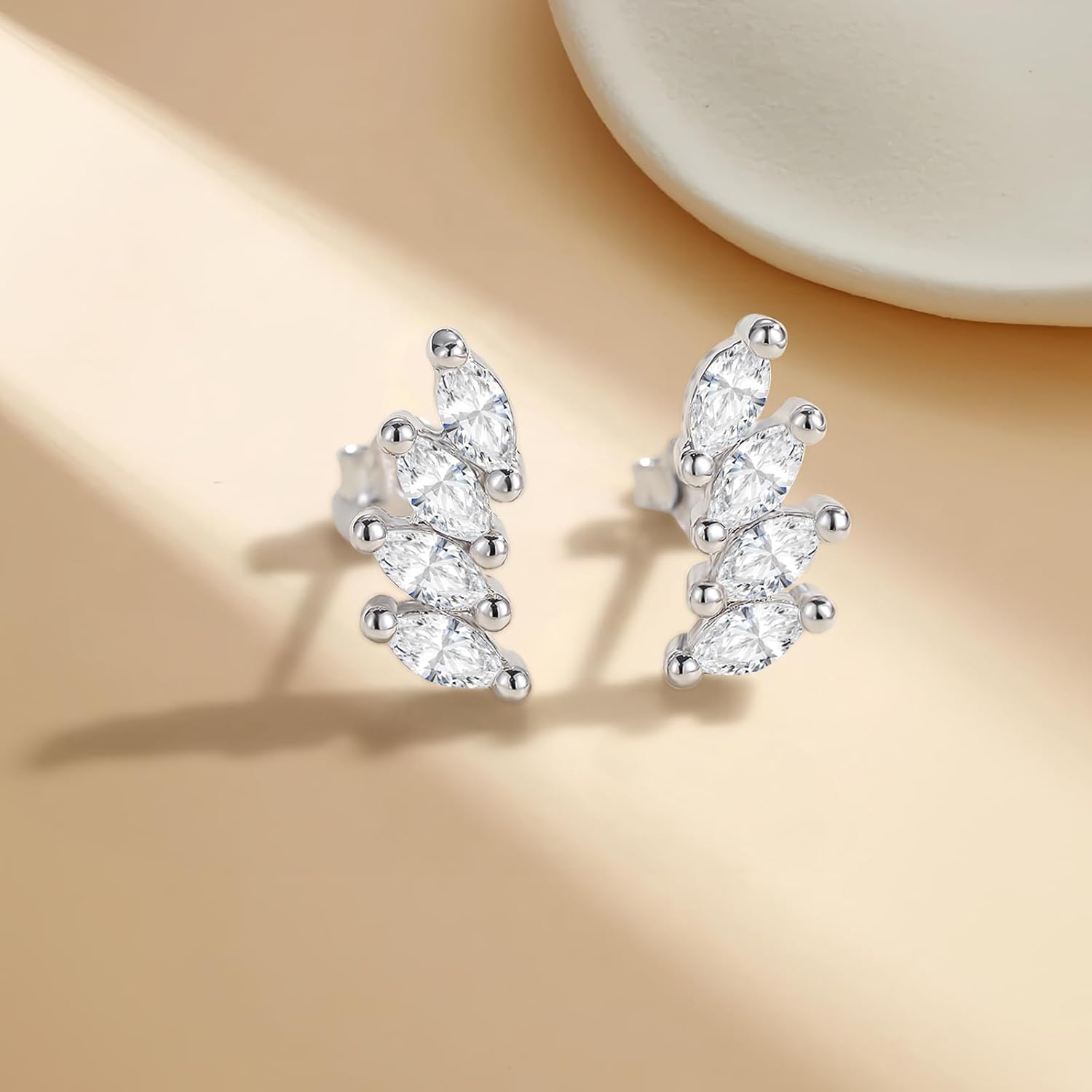 Detalle de Kamise Silber 925 Engelsflügel-Ohrstecker mit Zirkonia – hypoallergen, Geschenkbox