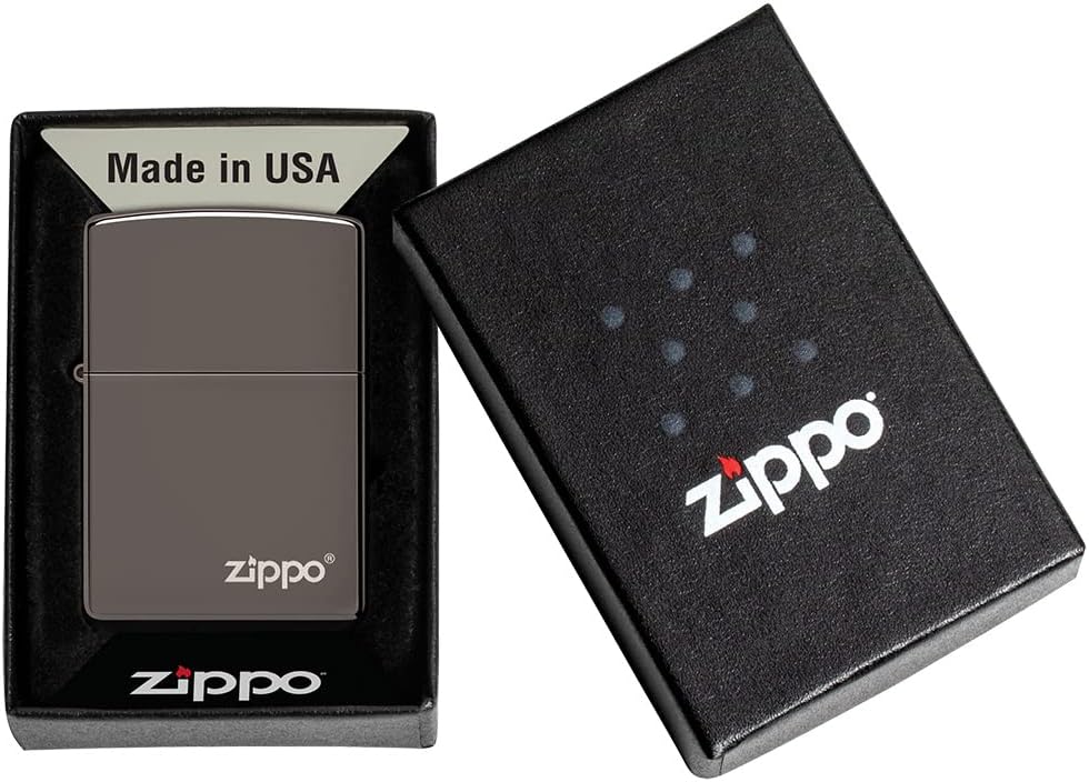 Detalle de Zippo zapalniczka sztormowa grafitowa z logo i grawerem płomienia, wielokrotnego użytku