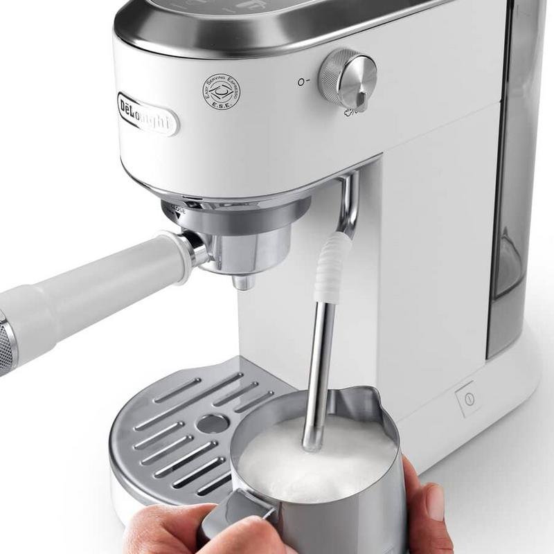 Detalle 2 de Delonghi Dedica Duo EC890.WI, cafetera espresso compacta de 15 bares con espumador y sistema Thermoblock