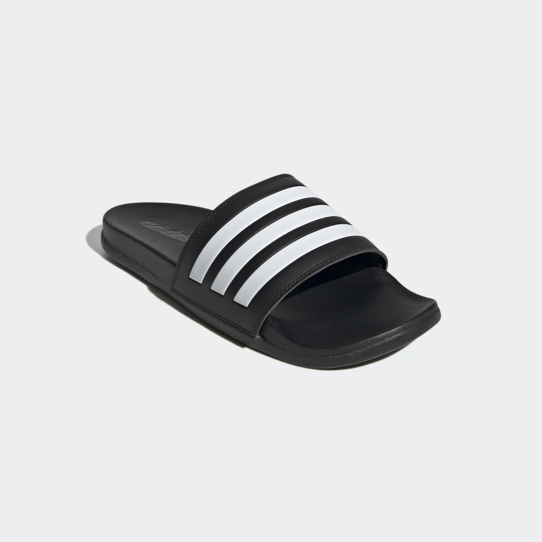 Detalle 2 de Adidas Adilette Comfort en negro: chancla versátil, para playa y city-sandals