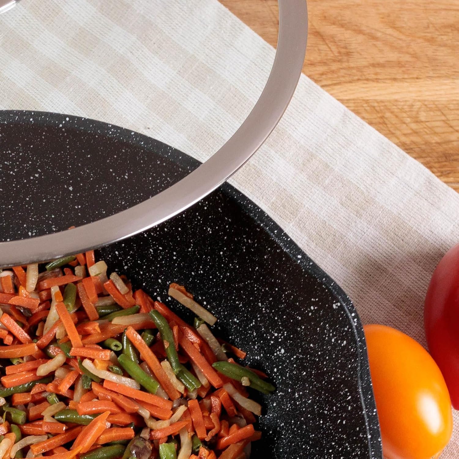 Detalle de KAMBERG wok 30 cm z odlewu aluminium, ze zdejmowanym uchwytem i szklaną pokrywką