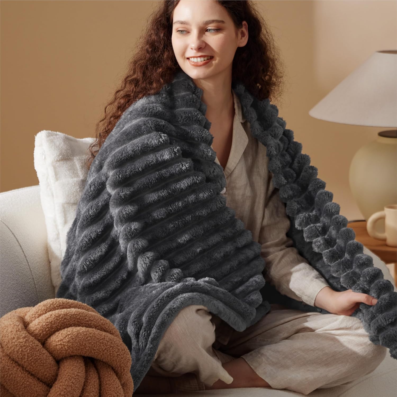 Thumbnail 6 de Bedsure Kuscheldecke für Zimmer Deko – Weiche Wolldecke & Fleecedecke, dunkelgrau 130 x 170 cm