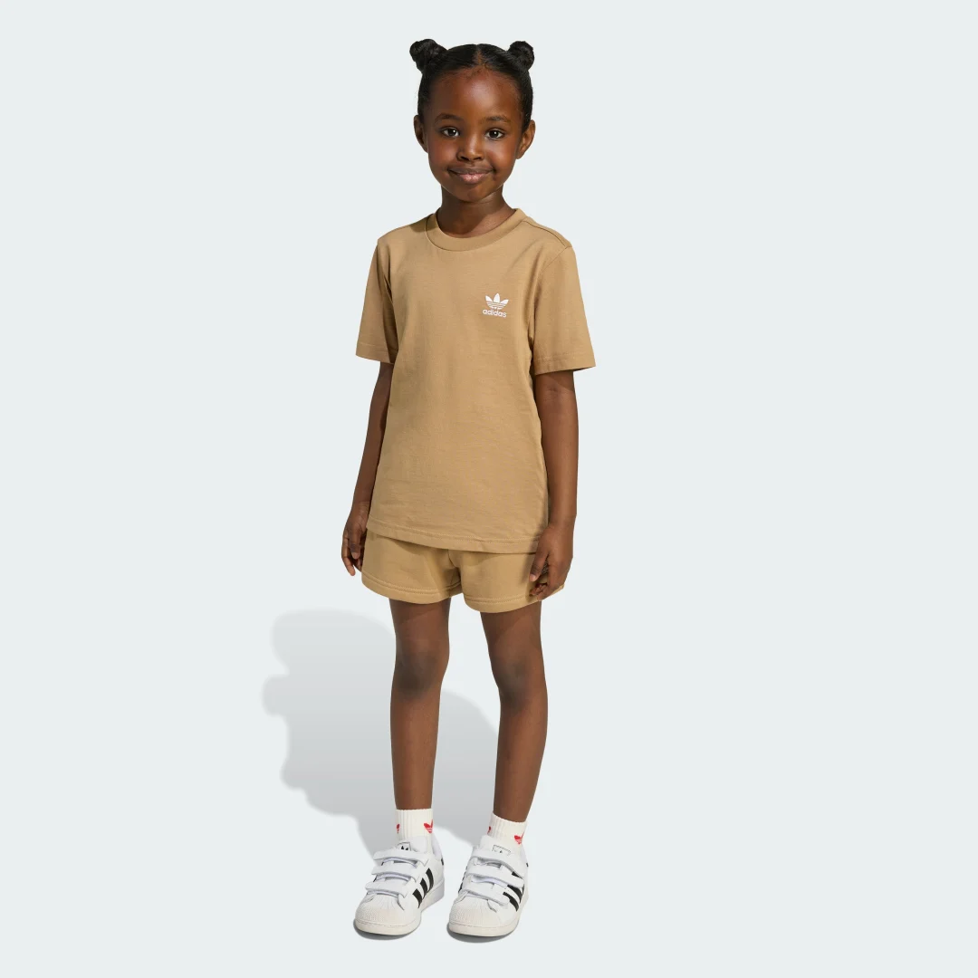 Detalle 2 de Conjunto camiseta y pantalón corto para niños de Adidas — Marrón