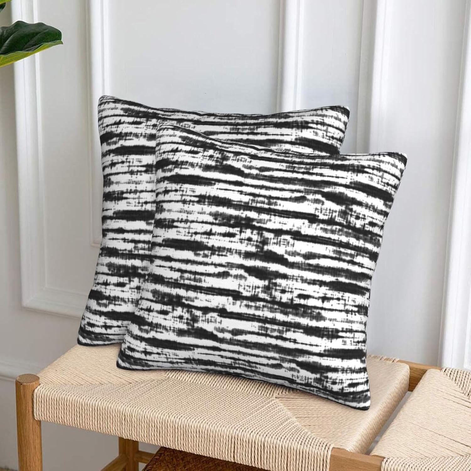 Detalle de QUALKNOY Velvet Cushion Covers 45x45cm (Set of 2) – Modern Abstract Art in Black