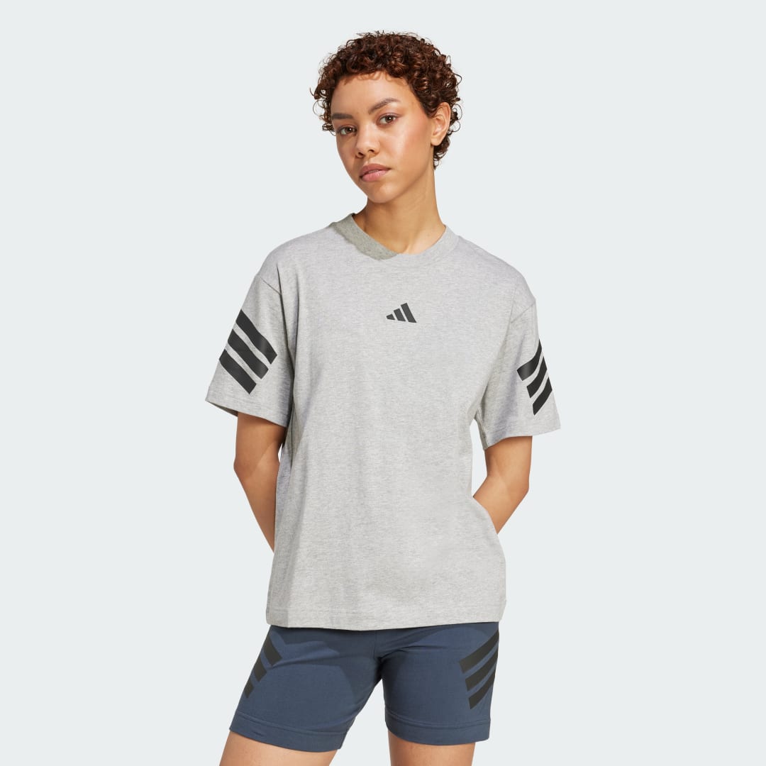 Detalle de Camiseta Future Icons 3 bandas de Adidas – Gris