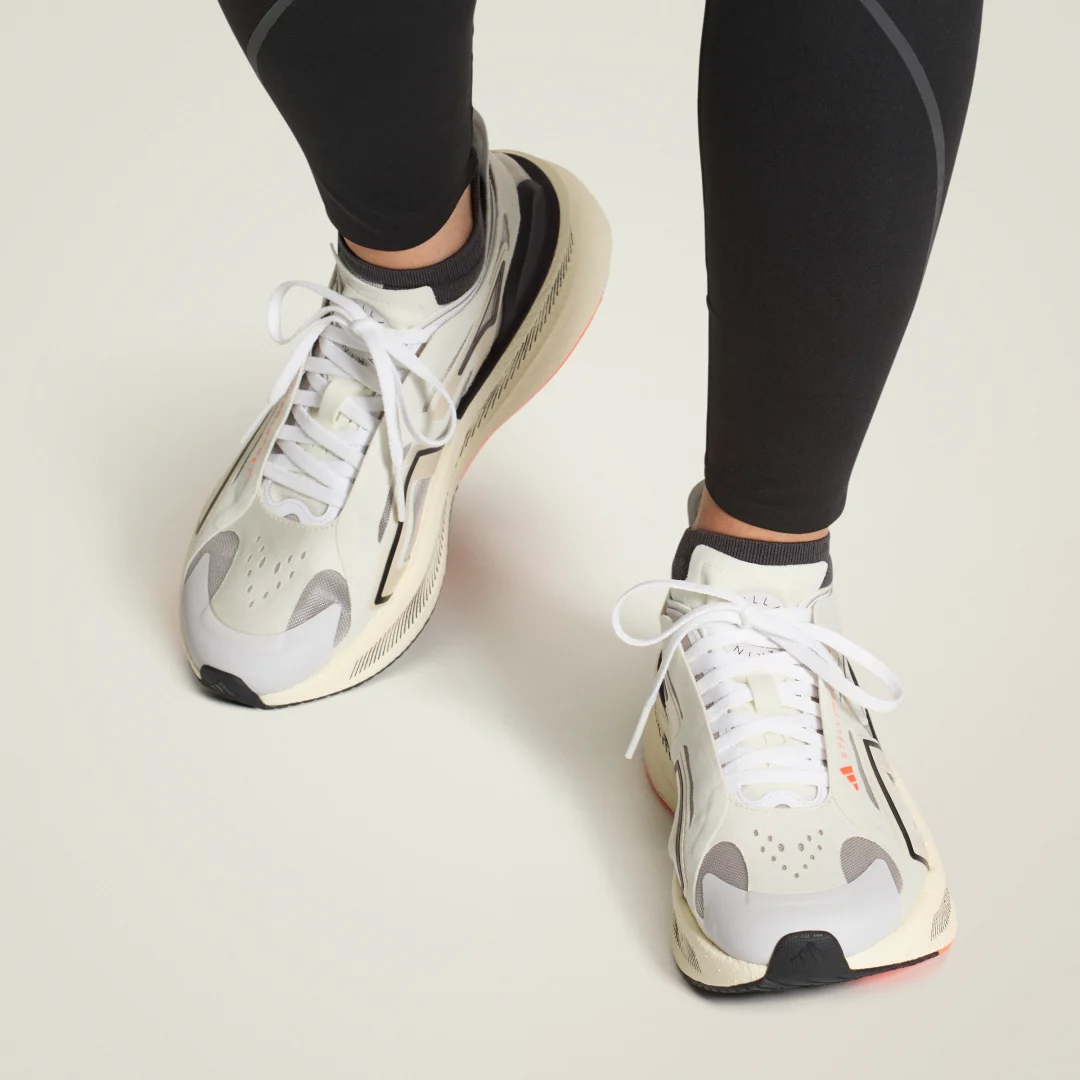 Detalle de Zapatilla Ultraboost 5 Adidas by Stella McCartney – Beige