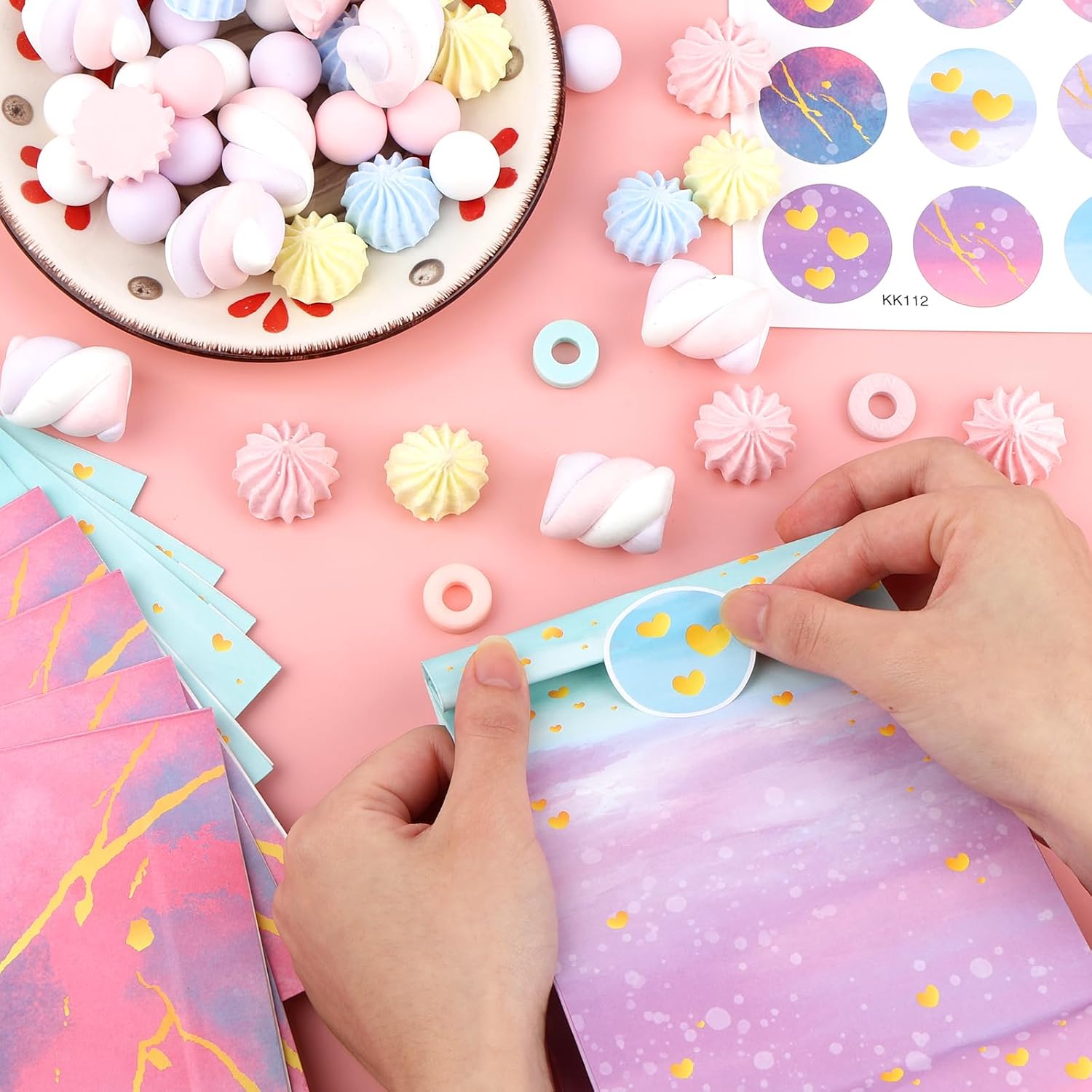 Detalle de 12 Stück Geschenktüten Kindergeburtstag mit Aufklebern – bunte Kraftpapier-Tüten, 22×12×8 cm