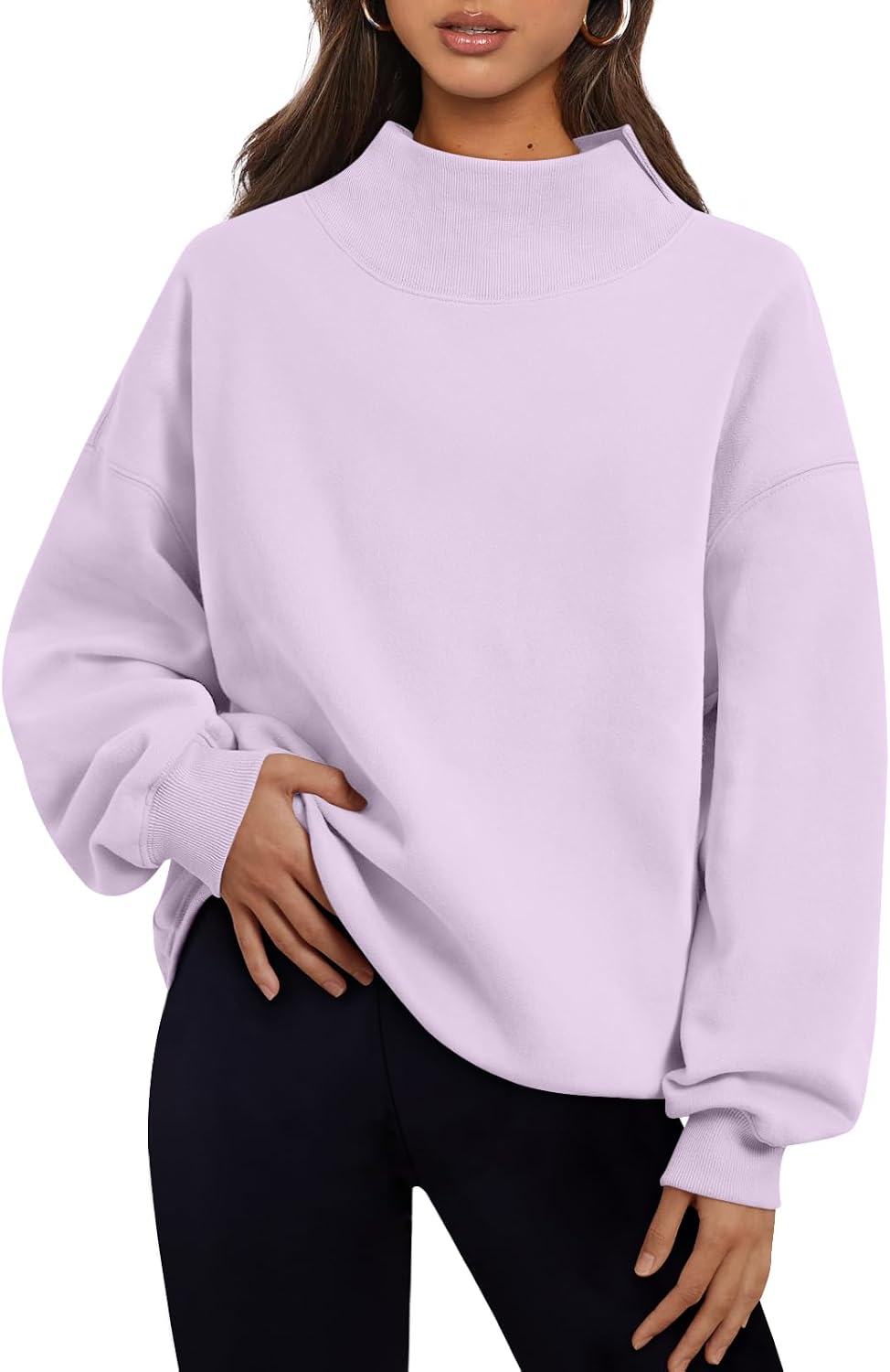 Detalle de Trendy Queen Women's Mock Neck Sweatshirt — Oversized Cozy Fall Essential