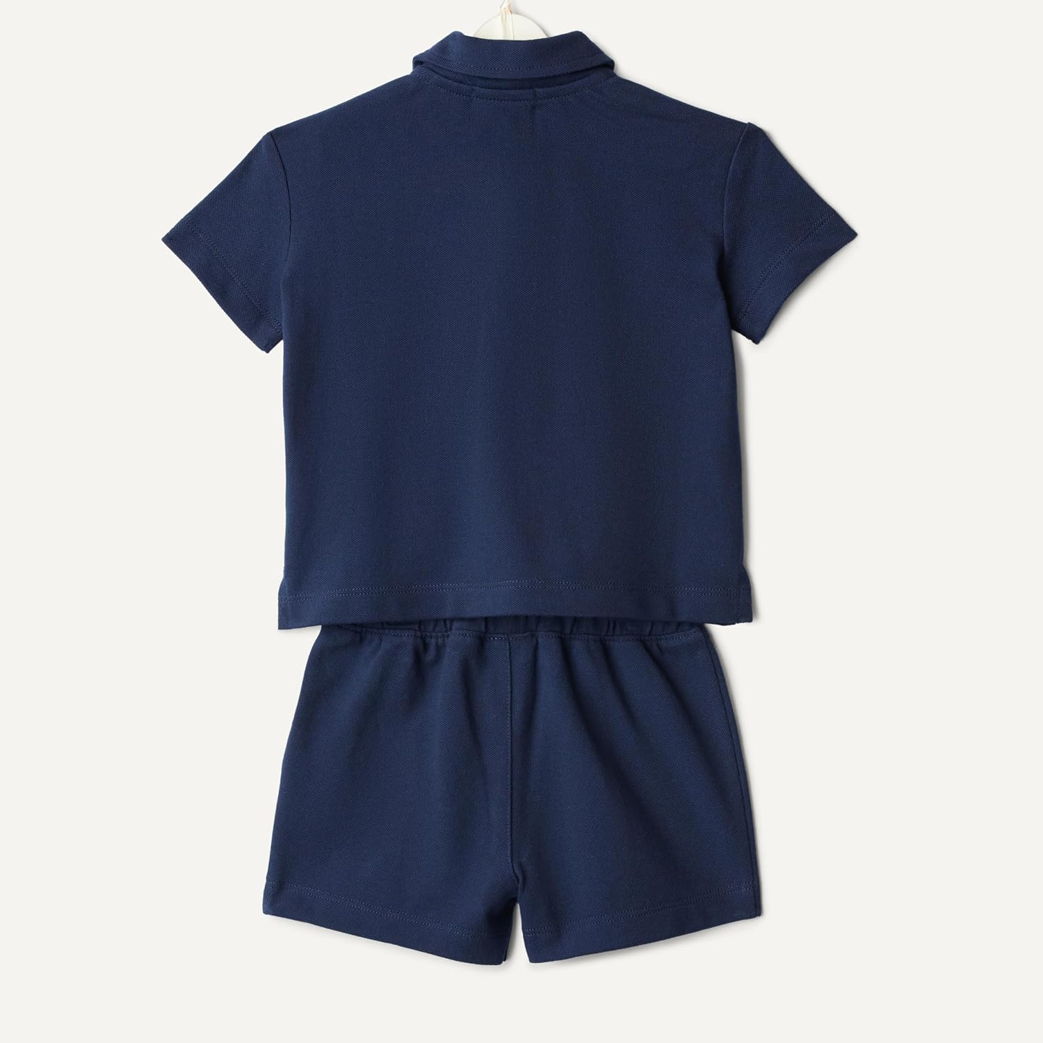 Detalle 2 de Amazon Essentials x Sofia Grainge Jungen- und Kleinkind-Spielset aus Baumwoll-Piqué – Hemd & Shorts